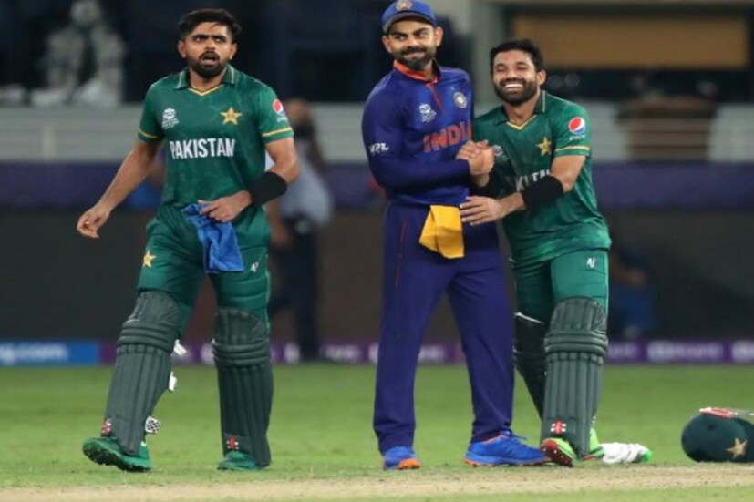 মহম্মদ রিজওয়ান ও বাবর আজমের দুর্দান্ত ইনিংসই ভারতের বিরুদ্ধে ম্যাচকে এক্কেবারে একপেশে করে দিয়েছে (Pakistan captain Babar Azam and Opener Mohammad Rizwan did great job, as a result Pakistan beat India in the opening game of ICC T20 World Cup by 10 wickets) ৷ ফলে ১০ উইকেটে ভারতকে হারিয়েছে পাকিস্তান ৷ ২৯ বছরের রেক্রড ভেঙে চূর্ণ হয়েছে ৷ টসে হেরে প্রথমে ব্যাট করে বারত ১৫১ রান করেছিল অর্থাৎ পাকিস্তানের কাছে টার্গেট ছিল ১৫২ রানের ৷ জয়ের জন্য প্রয়োজনীয় রান ১৭.৫ ওভারেই কোনও উইকেট না হারিয়ে তুলেছে পাকিস্তান ৷ অধিনায়ক বাবর আজম (৫২ বলে অপরাজিত ৬৮ রান করেছিলেন) অন্যদিকে মহম্মদ রিজওয়ান (৫৫ বলে অপরাজিত ৭৮ রান করেছেন) ৷ শতরানের পার্টনারশিপে পাকিস্তান পেয়েছে স্বপ্নের জয় ৷ ছবি সৌজন্যে এপি ৷