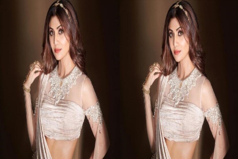 ছবিতে দেখতে পাওয়া গিয়েছে সিঁথিতে সিঁদুর, হাতে সুহাগ চূড়া, রূপ-লাবণ্য যেন ঝরে পড়েছে ৷ প্রতি বছরেই শিল্পা স্বামীর জন্য করবা চৌথের ব্রতপালন করে থাকেন ৷ তবে তাঁকে দেখে মনে হয়েছে রাজ কুন্দ্রাকে ছাড়াই এই দিনটি পালন করবেন শিল্পা শেট্টি কুন্দ্রা (Shilpa Shetty Kundra new photos goes viral in social media) ৷ ছবি সৌজন্যে ইনস্টাগ্রাম ৷