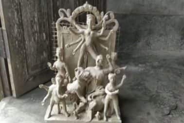 দেড় ফুটের দুর্গাপ্রতিমা।