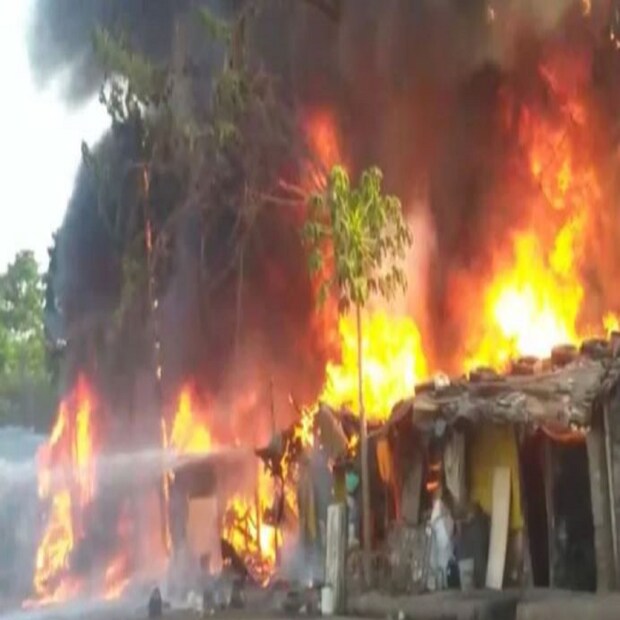 দমকল সূত্রের খবর, বেলা ১টা ১০ নাগাদ তপসিয়ার বস্তিতে আগুন লাগার খবর দেওয়া হয়। প্রথমে দমকলের পাঁচটি ইঞ্জিন পাঠানো হয় ঘটনাস্থলে। পরে আরও দুটি ইঞ্জিন পাঠানো হয়। আপাতত সাতটি ইঞ্জিন আগুন নিয়ন্ত্রণে আনতে কাজ করছে।