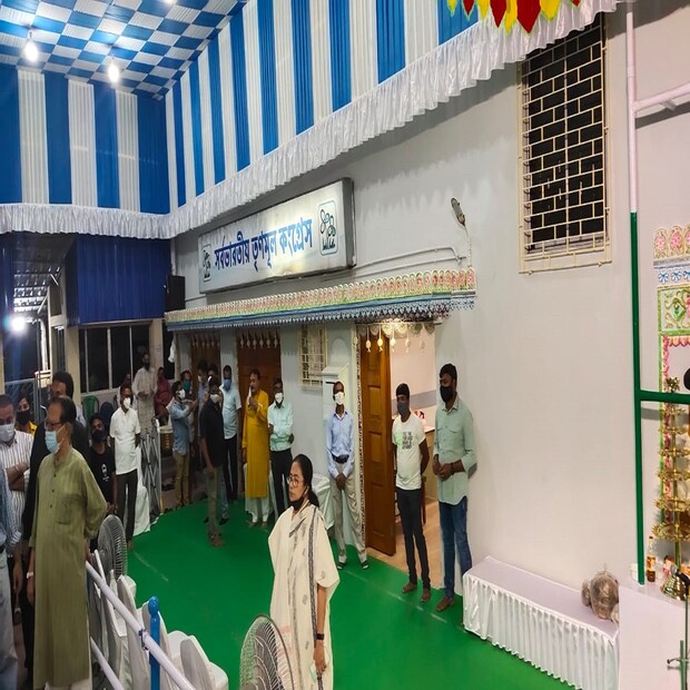 বিকেল গড়িয়ে অন্ধকার নামতেই বাড়ির উঠোনে দেখা যায় মুখ্যমন্ত্রীকে। বৃহস্পতিবার বাড়ির কালী পুজোয় মেতে উঠেছেন মুখ্যমন্ত্রী মমতা বন্দ্যোপাধ্যায় (Mamata Banerjee Kali Puja | Bangla News)। শাস্ত্র থেকে স্বাস্থ্য-- সমস্ত বিধি মেনে চলছে কালী পুজোর প্রস্তুতি। 