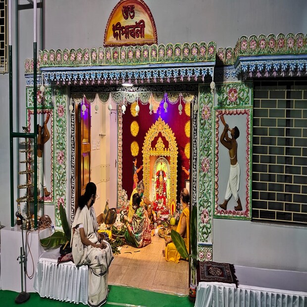 ইতিমধ্যেই পুজোর প্রস্তুতি শুরু হয়ে গিয়েছে মুখ্যমন্ত্রীর বাড়িতে। পৌঁছেছেন ইন্দ্রনীল সেন ও ফিরহাদ হাকিম। আরও অনেকেই একটু পরেই যোগ দেবেন মুখ্যমন্ত্রীর বাড়ির পুজোয়। 