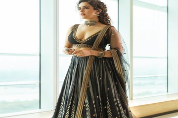 কালো লেহেঙ্গায় উন্মুক্ত বক্ষবিভাজিকা, দিওয়ালির সাজে ছক ভাঙলেন সান্যা মালহোত্রা!