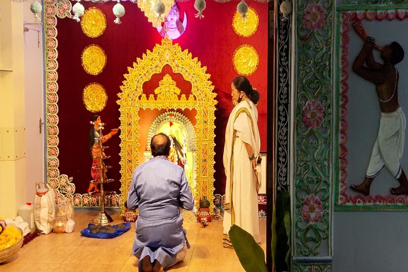 কঠোর প্রশাসকের তকমা উধাও। ভোগ রান্না থেকে পুজোর জোগাড়, বাড়ির কালী পুজোয় নিজে হাতেই সব করলেন মুখ্যমন্ত্রী মমতা বন্দ্যাপাধ্যায়। কালিঘাটের বাড়িতে প্রতি বছরই এই দিনটিতে মমতা বন্দ্যোপাধ্যায়ের অন্য ব্যস্ততা দেখা যায় (Mamata Banerjee Kali Puja | Bangla News)। এ বছরও তার অন্যথা হল না। ছবি ও তথ্য-- আবীর ঘোষাল।