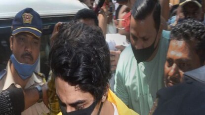 জামিন পেলেও হাজিরার নির্দেশ, NCB-র কাছে শাহরুখ পুত্র আরিয়ানকে দেখতে উপচে পড়া ভিড়! দেখুন জামিন পেলেও হাজিরার নির্দেশ, NCB-র কাছে শাহরুখ পুত্র আরিয়ানকে দেখতে উপচে পড়া ভিড়! দেখুন