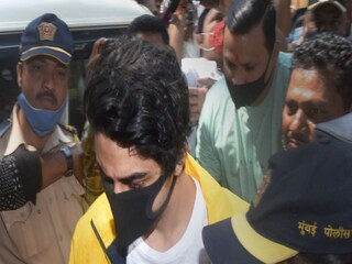 জামিন পেলেও হাজিরার নির্দেশ, NCB-র কাছে শাহরুখ পুত্র আরিয়ানকে দেখতে উপচে পড়া ভিড়! দেখুন
