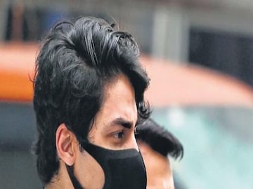 করোনা আক্রান্তের মতো উপসর্গ, NCB-র ডাকে হাজিরা দিলেন না শাহরুখ-পুত্র আরিয়ান খান!