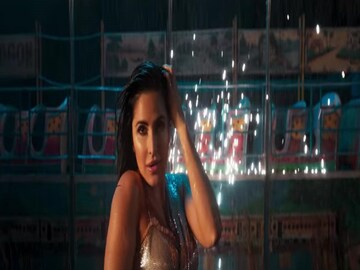 টিপ টিপ বরসা পানি গানে নেচে ইন্টারনেটে 'আগুন' দিয়েছেন ক্যাটরিনা! দেখুন শ্যুটিংয়ের ভিডিও