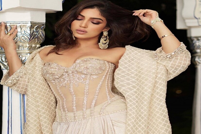 বলিউডে নিজের অভিনয় গুণে দর্শকের মনে জায়গা করে নিয়েছেন ভূমি পেডনেকর (Bhumi Pednekar Viral Pics)। নিজের চেহারা নিয়ে বরাবরই পরীক্ষা-নিরীক্ষা করতে থাকা নায়িকা এবার একই কাজ করলেন নিজের পোশাক নিয়ে (Bhumi Pednekar Viral Pics)। ডিজাইনার তরুণ তাহিলিয়ানির তৈরি করা পোশাকে সম্প্রতি নজর কেড়েছেন ভূমি। সোশ্যাল মিডিয়ায় ভাইরাল হয়েছে নায়িকার সব ছবি (Bhumi Pednekar Viral Pics)।