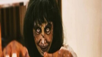 'পেত্নী'র মতো বউ সেজে সবাইকে চমকাচ্ছেন বলিউড নায়িকা! চিনতে পারছেন ইনি কে? 'পেত্নী'র মতো বউ সেজে সবাইকে চমকাচ্ছেন বলিউড নায়িকা! চিনতে পারছেন ইনি কে?