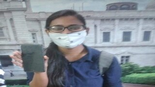 মোবাইল ফিরে পেলেন তরুণী।