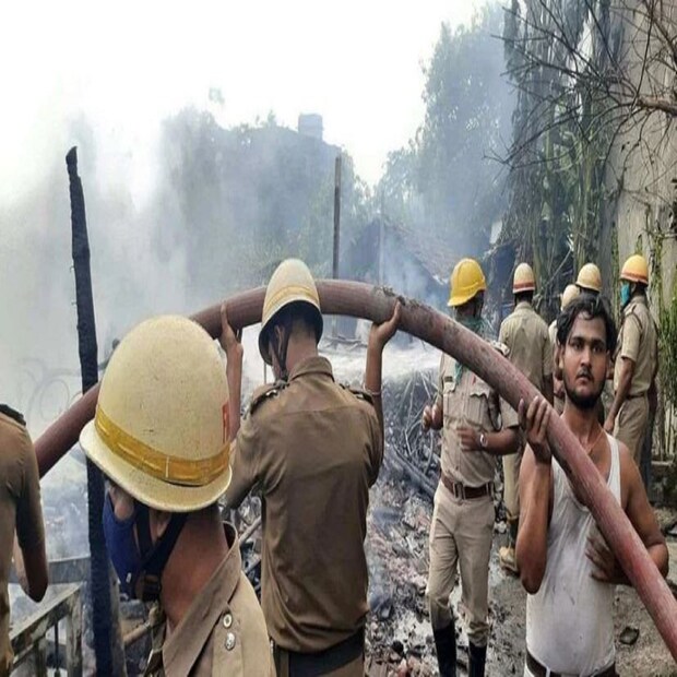দমকলের প্রাথমিক অনুমান, দুপুরের রান্না করতে গিয়েই ঝুপড়ির কোনও ঘরে আগুন লাগে। এলাকা ঘিঞ্জি হওয়ায় সেই আগুন দ্রুত ছড়িয়ে পড়ে গোটা বস্তিতে। পুড়ে ছাই হয়েছে একাধিক ঘর ও ভিতরের জিনিসপত্র। 