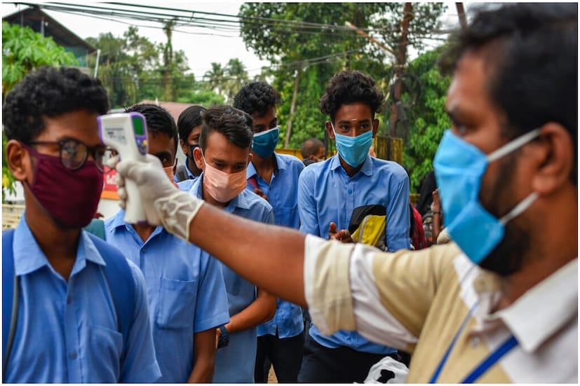 রাজ্যে ফের করোনাভাইরাসের চোখরাঙানি (West Bengal Coronavirus Update)। গত ২৪ ঘণ্টায় সংক্রমণ বাড়ল। একদিনে রাজ্যে করোনায় আক্রান্ত হয়েছেন ৮৬২ জন (West Bengal Coronavirus Update)। তবে একদিনে মৃত্যুর সংখ্যা খানিকটা কমেছে। ২৪ ঘণ্টায় রাজ্যে করোনার বলি ৮ জন। 