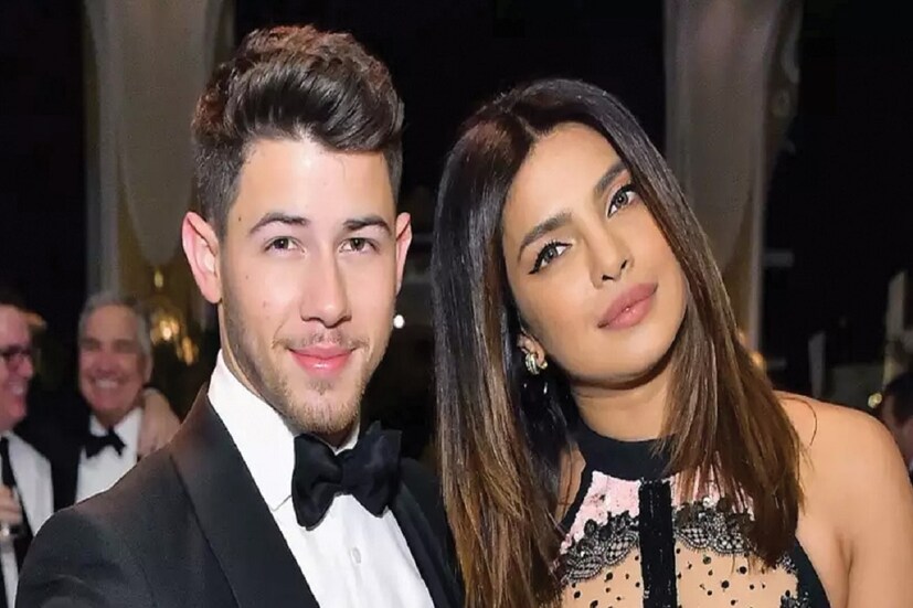 প্রিয়াঙ্কা চোপড়া (Priyanka Chopra) ও নিক জোনাসের (Nick Jonas) বিয়ে ছিল রূপকথার মতো। আর বিয়ের পর থেকে এক দিনও জনসমক্ষে ও সোশ্যাল মিডিয়ায় নিজেদে
