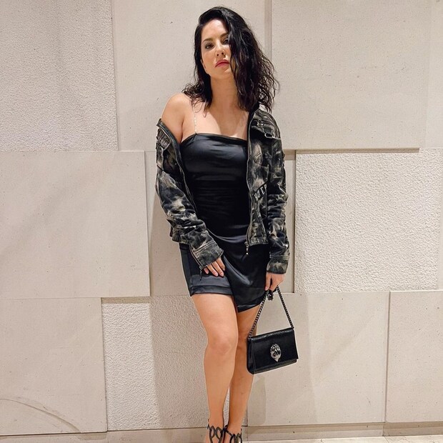 নিজের সৌন্দর্যকে বজায় রাখতে সানি লিওন (Sunny Leone's hot photos goes viral in social media) অত্যন্ত পরিমাণে পরিশ্রম করেন, ঘাম ঝরান ৷ Instagram @sunnyleone ৷