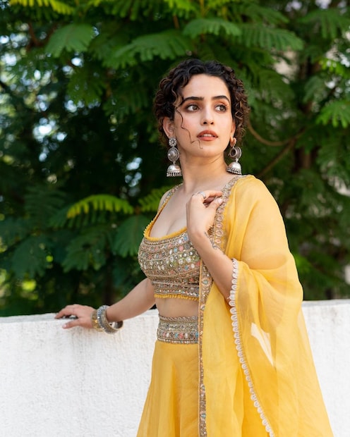 ফের একবার হলুদ লেহেঙ্গায় মোহময়ী সান্যা। 