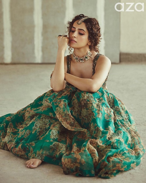 সবুজ প্রিন্টেট লেহেঙ্গা চোলিতে সান্যার সাজ। 