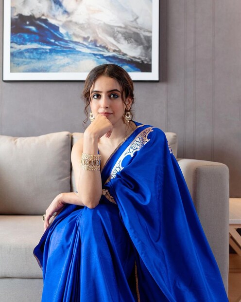 নীল শাড়িতে একেবারে অন্য রূপে অভিনেত্রী।    