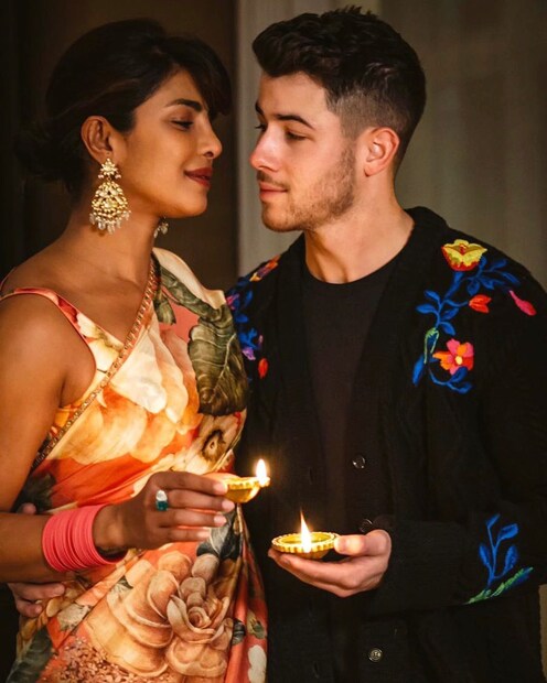 প্রিয়াঙ্কার ফোটোগ্রাফার সিবেল লেভি। এর আগেও স্বামী নিক জোনাসের সঙ্গে বিদেশেই দিওয়ালি পালন করতে দেখা গিয়েছে প্রিয়াঙ্কাকে। 
