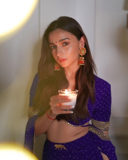 হাতে মোম নিয়ে ক্যামেরায় দিওয়ালি পোজ আলিয়ার। 