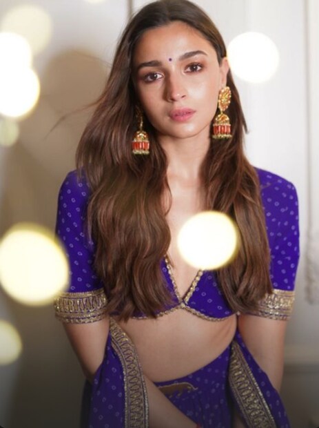 নীলের সঙ্গে কনট্রাস্ট করে গোলাপি ঝুমকো পরেছেন নায়িকা। 