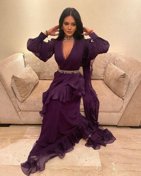 বেলুন হাতা পোশাকে ঝড় তুলেছেন এষা গুপ্তা (Super Hot Esha Gupta) ৷ (ছবি সৌজন্যে ইনস্টাগ্রাম) ৷