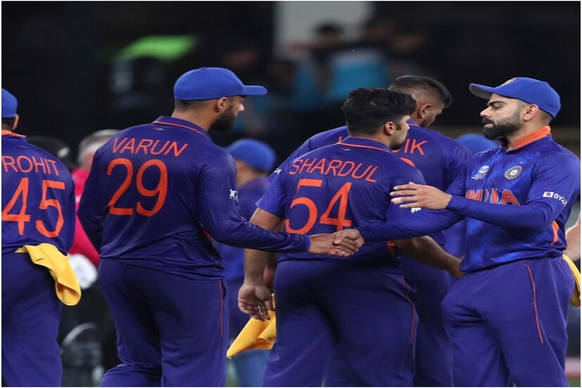 টি ২০ বিশ্বকাপে টিম ইন্ডিয়ার পারফরমেন্স মোটেই ভাল ছিলনা (During ICC T20 World Cup 2021 the performance of team India was not up to the mark) ৷ সেমিফাইনালেও উঠতে পারেনি কোহলি (Virat Kohli) ব্রিগেড (Team India eliminited from Group stage) ৷ বেশ কিছু কারণেই প্রতিযোগিতার প্রাথমিক পর্ব থেকেই বিদায় নিতে হল ভারতীয় ক্রিকেট দলকে ৷ বিশ্বকাপ শুরু আগেই ভারতকে ব্যাপক দাবিদার বলেই ধরে নিয়েছিলেন বিশেষজ্ঞরা (Experts though that India was probable winner of T20 world Cup 2021) ৷ কিন্তু পাকিস্তান (India VS Pakistan) ও নিউজিল্যান্ডের (India VS New Zealand) কাছে পরপর দুটি ম্যাচ হারতেই একপ্রকার স্থির হয়ে গিয়েছিল এবারের বিশ্বকাপ অভিযান কী হতে পারে সেই বিষয়ে ৷ ছবি সৌজন্যে এপি ৷
