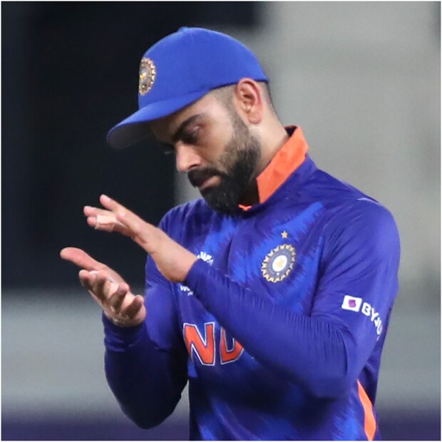 ভারতীয় দলের খারাপ পারফরমেন্সের জন্য প্রধানত দায়ী ব্যাটয়ম্যানেরা নিজের নামের প্রতি সুবিচার করতে পারেননি অর্থাৎ প্রয়োজনের সময়ে নিজের সেরাটা উজাড় করে দিতে পারেনি দলের জন্য ৷ প্রথম দুটি বড় ম্যাচ একটি পাকিস্তান (India VS Pakistan) অপরটি নিউজিল্যান্ডের সঙ্গে তাসের ঘরের মত ভেঙে পড়েছিল বিশ্ববিখ্যাত ব্যাটিং লাইন আপ ৷ নতুন বলের সামনে রোহিত-রাহুল জুটির অসহায় আত্মসমর্পণই ভারতীয় ম্যানেজমেন্টকে ভাবতে বাধ্য করেছিল, আফগানিস্থান (India VS Afghanistan) ও স্কটল্যান্ড (India VS Scottland) ম্যাচ থেকেই ছন্দে ফিরতে শুরু করে ওপেনিং জুটি ৷ কিন্তু ততক্ষণে খানিকটা দেরি হয়ে গিয়েছিল ৷ ছবি সৌজন্যে এপি ৷