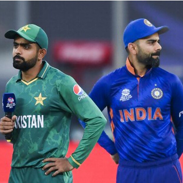 মরুদেশে মাচ জিততে হলে টস জিততে (Toss was the Key Factor in UAE) হবে এটা যেন সমার্থক হয়ে দাঁড়ায় ৷ পাকিস্তান ও নিউজিল্যান্ড ম্যাচে টস হেরে প্রথমেই ব্যাকফুটে চলে যায় বিরাট বাহিনী ৷ স্কটল্যান্ডের বিরুদ্ধে জয়ের পরে বিরাটও (Indian Captain Virat Kohli) মেনে নেয় সেই সেই বিষয়টি ৷ ছবি সৌজন্যে এএফপি ৷