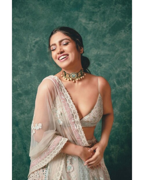 এই পোশাকেও ভাইরাল নায়িকা। 