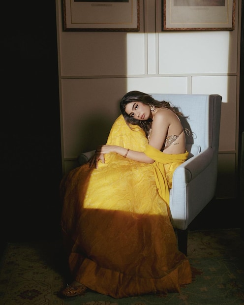 হলুদ লেহেঙ্গাতে নজরকাড়া খুশি কাপুর। 