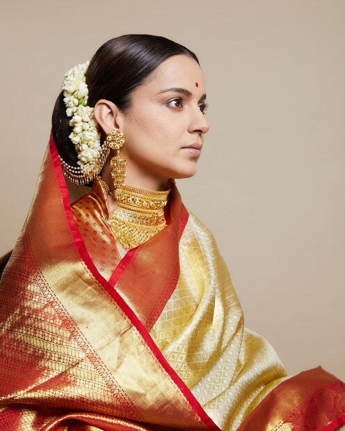 জাতীয় চলচ্চিত্র পুরস্কারের মঞ্চে ফুলের মালায় সাজানো কঙ্গনার খোঁপা। 