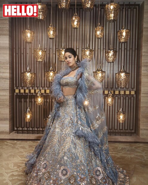 নীল ও ধূসর রঙের মিশেলে নজর কেড়েছে জাহ্নবীর পোশাক। 