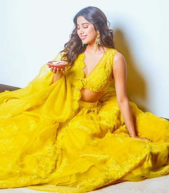 দিওয়ালি স্পেশ্যাল হলুদ লেহেঙ্গায় জাহ্নবী কাপুর। 