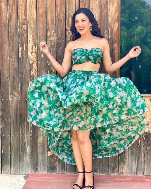 সবুজ ব্লাউজ ও স্কার্টে ঝড় তুললেন গহর খান (Gauhar Khan Hot photos) ৷ ছবি সৌজন্যে ইনস্টাগ্রাম ৷