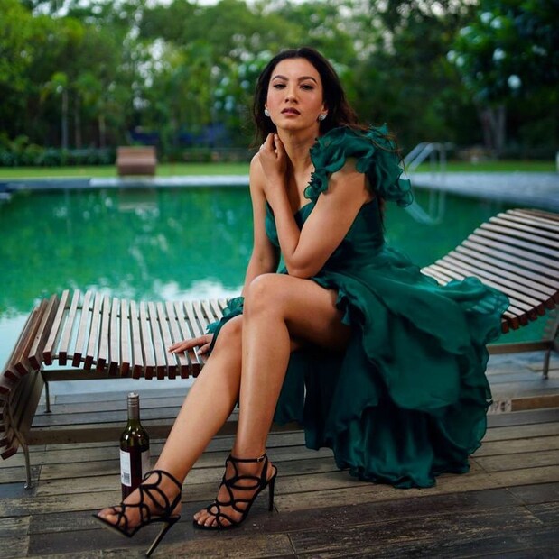 গহর খানের (Gauhar Khan) হটনেস দিনের পর দিন যেন বেড়েই চলেছে ৷ এক কাধ খোলা পোশাকে যেন কাঁপাচ্ছেন সোশ্যাল মিডিয়া ৷ ছবি সৌজন্যে ইনস্টাগ্রাম ৷