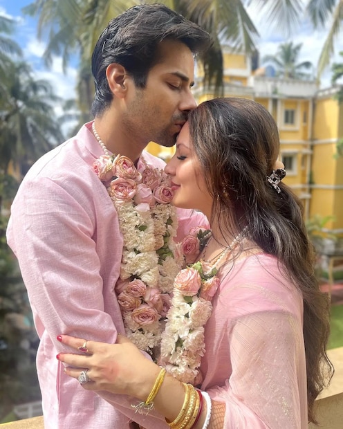 কুণাল বর্মা (Kunal Verma) গোলাপি রঙের পঞ্জাবির পড়েই চুমু খেলেন পূজাকে ৷ এই দু'জনেই গোলাপি ও সারা রঙের ফুলে মালা পড়েছেন ৷ ছবি সৌজন্যে ইনস্টাগ্রাম ৷