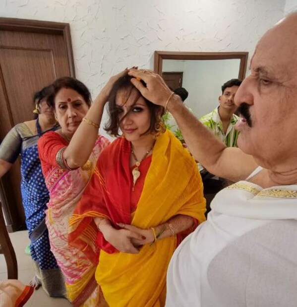 পূজা সোমবার গায়ে হলুদের বেশ কিছু শেয়ার করেছেন ৷ ক্যাপশানে লিখেছেন তাড়াতাড়ি তাঁর গায়ে লাগিয়ে দাও হলুদ ৷ ইনস্টাগ্রামে গায়ে হলুদের ছবি শেয়ার করেছেন পূজা বন্দ্যোপাধ্যায় ৷ ছবি সৌজন্যে ইনস্টাগ্রাম ৷