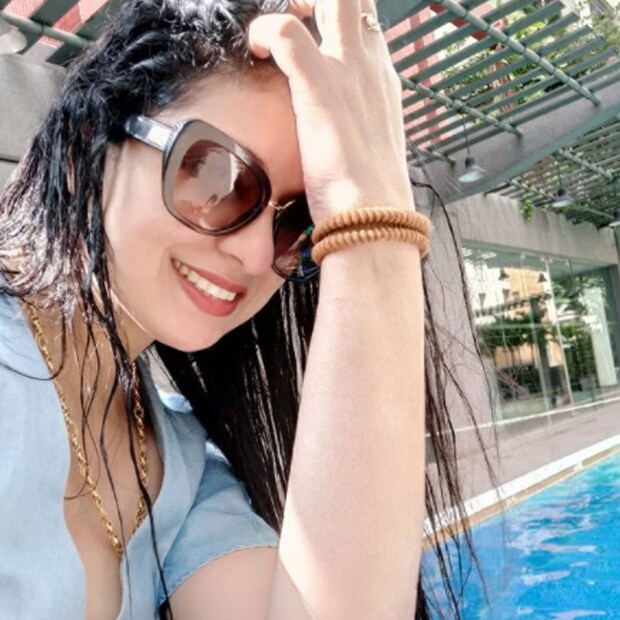 বৃহস্পতিবার হাসিন জাহান (Hasin Jahan's photos goes viral) তাঁর ইনস্টাগ্রামে একটি ছবি শেয়ার করেছেন ৷ পিছনের দিক করে তোলা ছবি শেয়ার করেছেন ৷ যেখানে বলা হয়েছে হাসিন জাহান নাকি ৪ কেজি ওজন বৃদ্ধি করেছেন ৷ বেশ কিছু লোক ছবিটি দেখে পছন্দ করেছেন একই সঙ্গে অনেকে ফিগার মেনটেন করার পরামর্শ দিয়েছেন ৷ ছবি সৌজন্যে ইনস্টাগ্রাম ৷