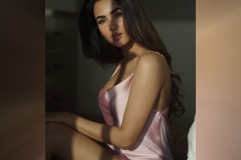 সোনাল চৌহান তাঁর ছবি শেয়ার করে লিখেছেন বাড়ির মত অনুভব করলে এক আলাদা তৃপ্তি পাওয়া যায় ৷ এই ছবিতেই ২ লক্ষ লাইক পড়েছে ইতিমধ্যেই ৷ সৌন্দর্যের প্রশংসা করতে ভক্তরা কোনও ভাবেই ক্লান্ত হননি ৷ ছবি সৌজন্যে ইনস্টাগ্রাম ৷