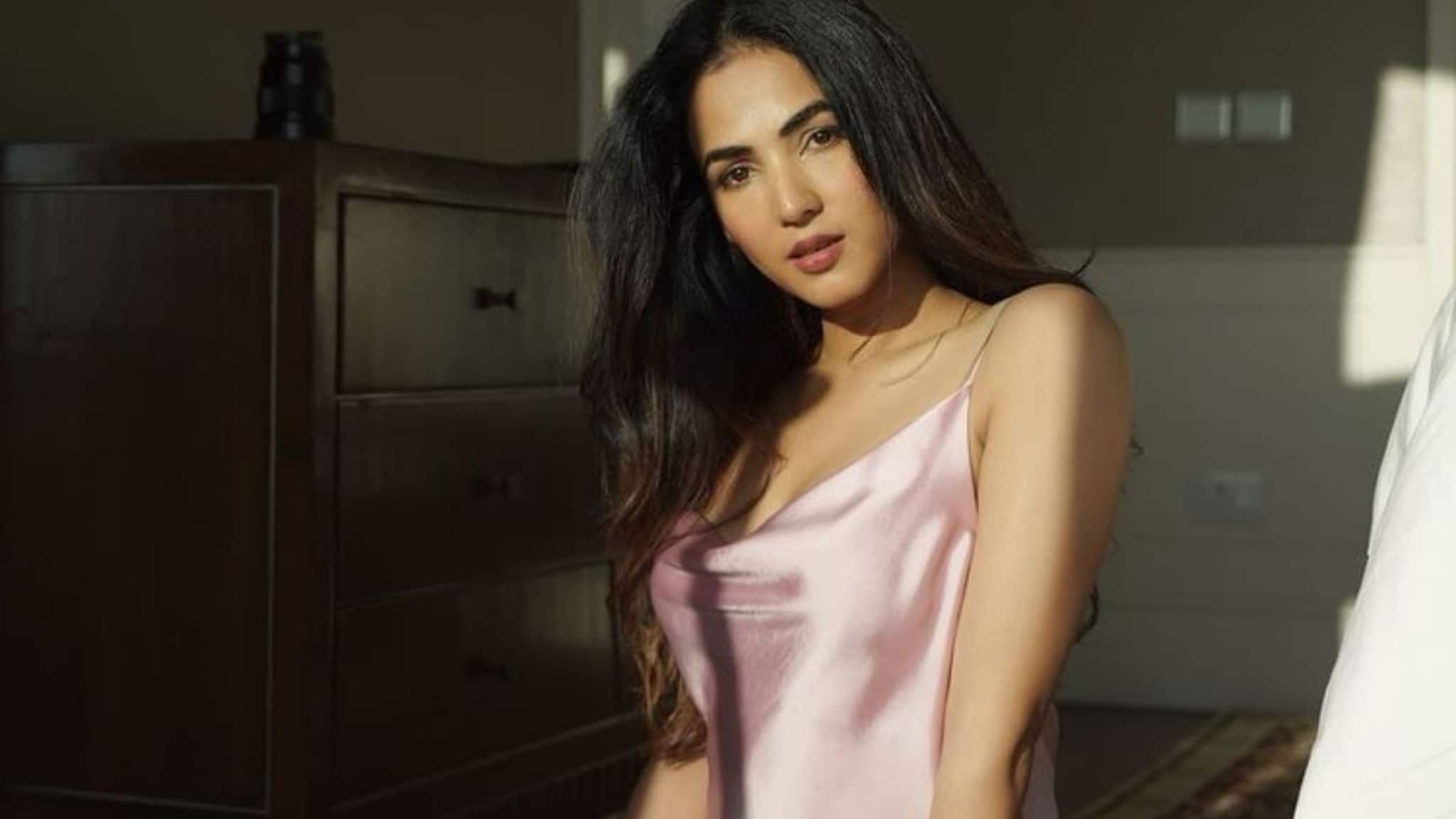 খোলা চুল ও কালো অন্তর্বাস! হাঁটুর উপরে নাইটি, জন্নতের নায়িকা Sonal Chauhan-এর ছবিতে তুলকালাম সোশ্যাল মিডিয়ায়, পুরুষেরা Clean Bowled