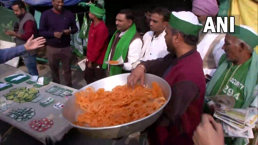 শুক্রবার সকালেই জাতির উদ্দেশ্যে ভাষণ দিতে গিয়ে বিতর্কিত তিন কৃষি আইন প্রত্যাহারের (Kisan Andolan| Farmers Protest India) কথা ঘোষণা করেছেন প্রধানমন্ত্রী নরেন্দ্র মোদি (Narendra Modi) ৷ তারই প্রতিক্রিয়ায় খুশির হাওয়া বইছে আন্দোলনকারী কৃষকদের মধ্যে ৷ তবে এমএসপি নিয়ে নির্দিষ্ট কোনও ঘোষণা না হওয়ায় তার মধ্যেই খানিক শ্লেষ শোনা গেল কারওর কারওর গলায় ৷