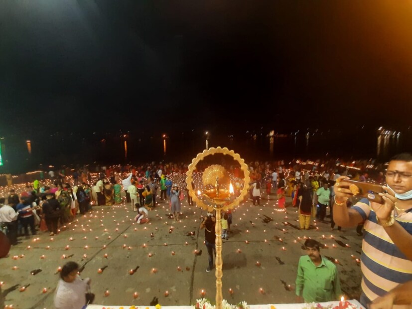*তবে অন্য আরেকটা বিষয় কলকাতাবাসীর কাছে এই উৎসব আকর্ষণের কারণ বেনারস। নিমতলা ঘাটে আরতি দেখতে আসা এক দর্শক স্বপন রায় বলেন, &quot;বেনারসে খুব সুন্দর গঙ্গা আরতি হয়। কিন্তু সবার পক্ষে সেখানে গিয়ে দেখা সম্ভব নয়। কিন্তু কলকাতায় এরকম গঙ্গা আরতি দেখা সত্যিই খুব আনন্দের বিষয়।&quot; আর এক জন দর্শক, সাধন দাসের কথায়, &quot;ছবিতে বেনারসের গঙ্গা আরতি অনেক দেখেছি। খুব সুন্দর। কিন্তু সামনে থেকে দেখা হয়নি। কলকাতার মধ্যে এরকম একটা জিনিস দেখলাম। উদ্যোক্তাদের ধন্যবাদ।&quot; 