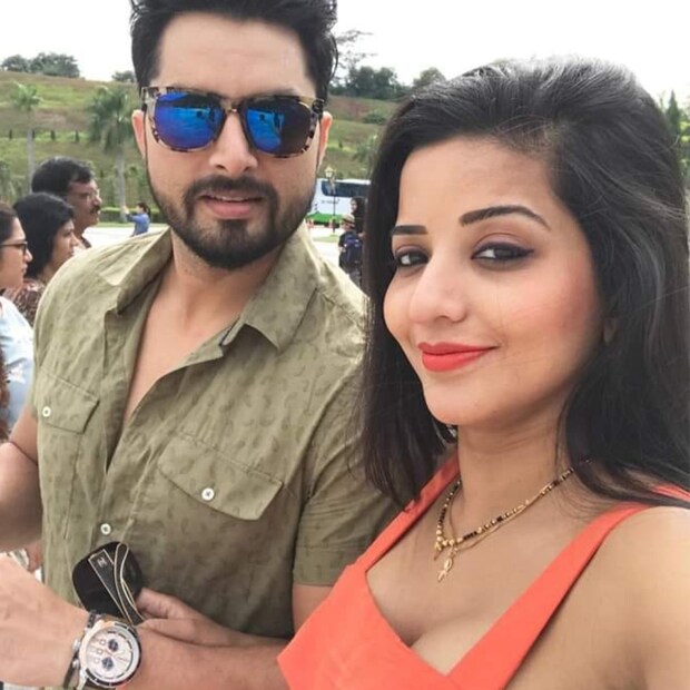 মোনালিসা এক সাক্ষাৎকারে জানিয়েছিলেন যে যখন তিনি এই খবর দেখেছিলেন তখন থেকেই অত্যন্ত বিব্রত হয়েছিলেন ৷ কেউ আমার সঙ্গে কথা বলে বা অনুমতি নিয়ে এমন লিখতে পারেন কী করে? বিক্রান্ত প্রথমে এই রিপোর্ট দেখেছিলেন তারপরে তাঁকে দেখিয়েছেন ৷ হেসেছিলেন কিন্তু বর্তমানে এই বিষয়ে হাসির থেকে বিরক্তি আসছে বেশি কেননা ভক্তরাও বিষয়টি ভাবতে শুরু করেছেন ৷  