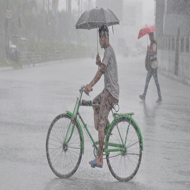 শনিবার থেকে কলকাতা সহ উপকূল ও সংলগ্ন জেলায় ঝোড়ো হাওয়ার সঙ্গে ভারী থেকে অতিভারী বৃষ্টির সর্তকতা। কলকাতাতে স্বাভাবিকের চেয়ে ২ ডিগ্রি উপরে রয়েছে পারদ। ধীরে ধীরে বাড়বে তাপমাত্রা। আগামী কয়েকদিন পূবালী হাওয়ার দাপট বাড়বে, উত্তুরে হাওয়া কমবে।