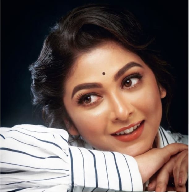 তবে ম্যাজিক মোমেন্টস এই ধারাবাহিক প্রযোজনা করছে না বলেও খবর রয়েছে। ওদিকে পায়েল দেও কিছু জানাননি এই নতুন ধারাবাহিকে কাজ করা নিয়ে। তবে কাজের ইঙ্গিত স্পষ্ট। photo source collected