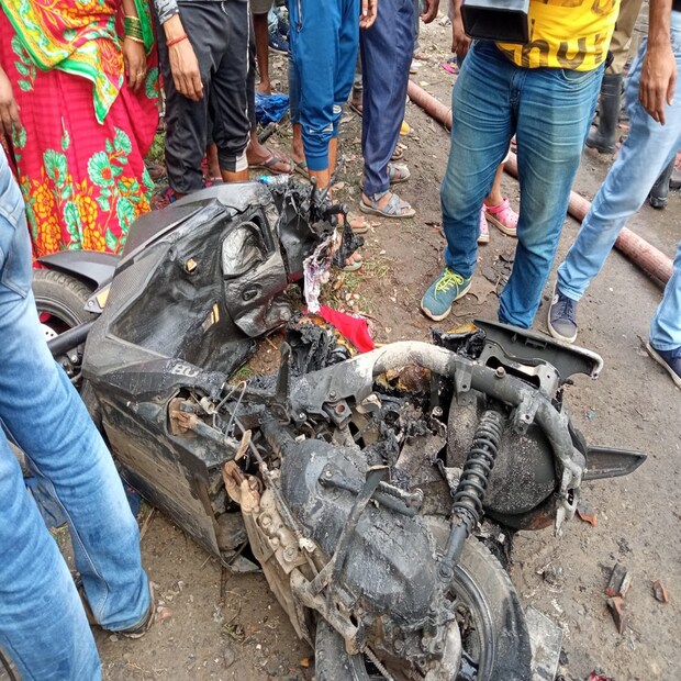 আগুন লাগার পরই স্থানীয়রা তা নেভানোর কাজ শুরু করে। ততক্ষণে দমকলও পৌঁছে যায় এলাকায়। আগুনের জেরে কালো ধোঁয়ায় ভরে যায় আকাশ। বেশ কয়েকটি ঝুপড়ি একেবারে পুড়ে গিয়েছে। দমকলের পাশাপাশি পরিস্থিতি নিয়ন্ত্রণে আনতে কাজ করছে বিপর্যয় মোকাবিলা দলও।