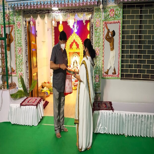 প্রতিবারের মতো এবারও উপোস করে নিজে হাতে বাড়ির পুজোয় মায়ের ভোগ রেঁধেছেন মমতা বন্দ্যোপাধ্যায়।  