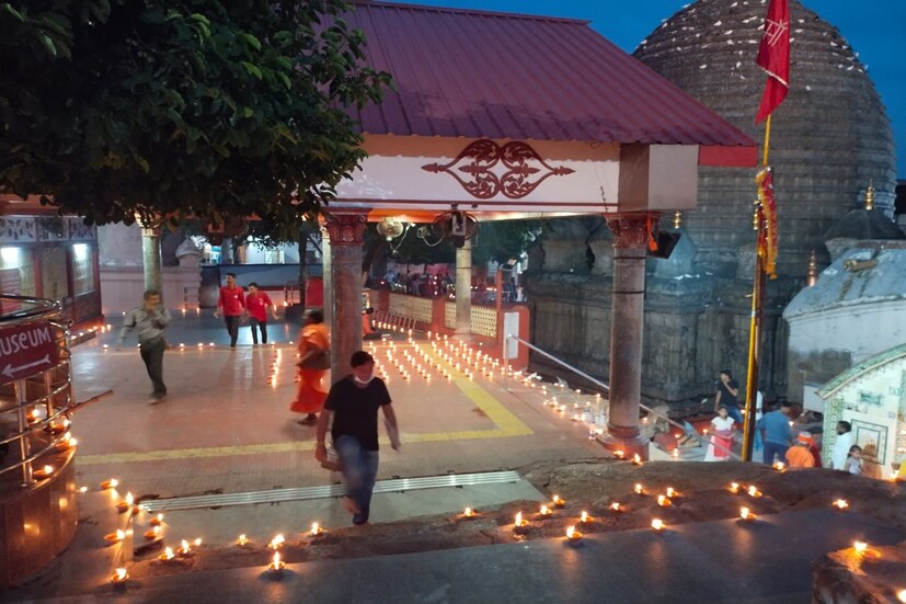 কালীপুজো ও দীপাবলি উপলক্ষে সতীপীঠ অসমের কামাখ্যা মন্দিরে সকাল থেকেই ভক্তদের ঢল নেমেছে (Diwali 2021 at Kamakhya Temple)। এবারের পুজো হচ্ছে করোনা বিধি মেনে ও সামাজিক দূরত্ব বজায় রেখে (Diwali 2021 at Kamakhya Temple)। 