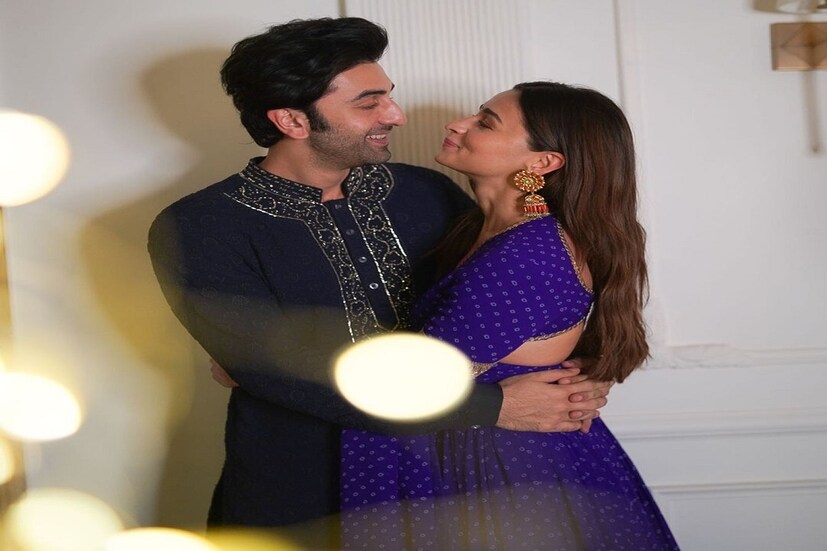 বলিউডে বেশ কিছুদিন ধরেই জোর গুঞ্জন, বিয়ে করতে চলেছেন রণবীর কাপুর ও আলিয়া ভাট (Alia Bhatt Ranbir Kapoor Diwali)। এবারের দিওয়ালিতে প্রথমবার তাঁদের এতটা কাছাকাছি দেখা গেল (Alia Bhatt Ranbir Kapoor Diwali)। একে অপরকে জড়িয়ে, চোখে চোখ রেখে যেন এক হওয়ারই ইঙ্গিত দিচ্ছেন দুই তারকা।